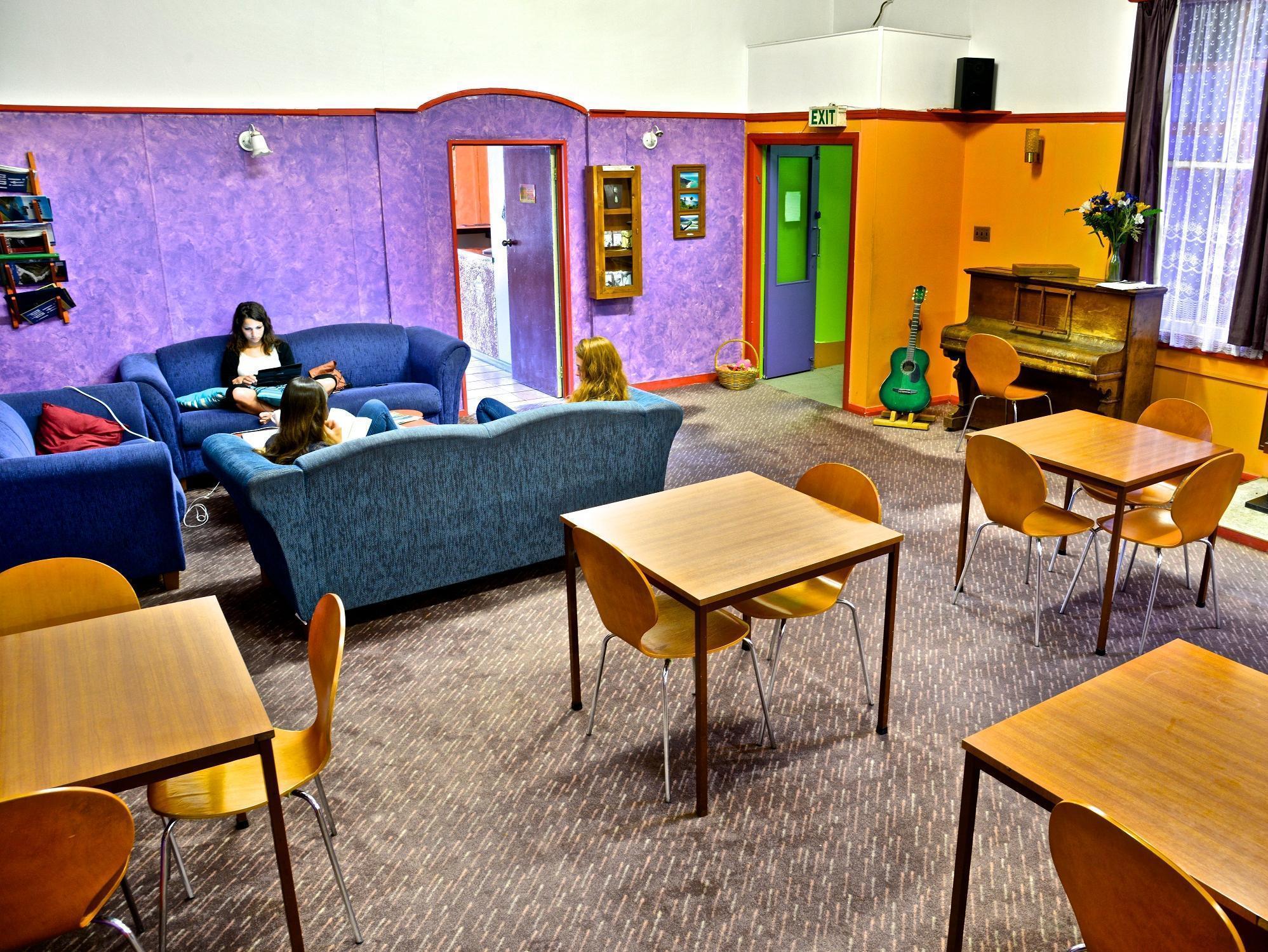 The Duke Hostel Греймут Екстер'єр фото The common room at the hostel