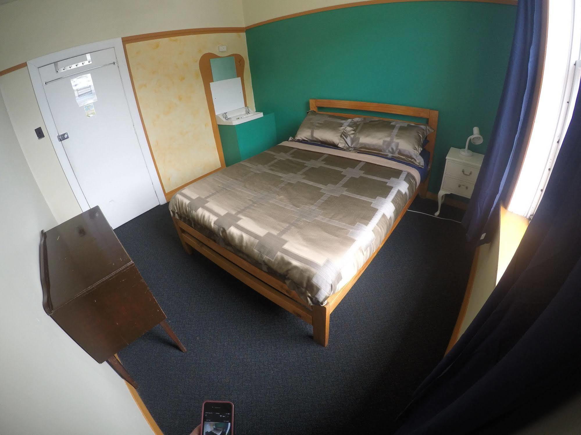 The Duke Hostel Греймут Екстер'єр фото A bedroom at the hostel