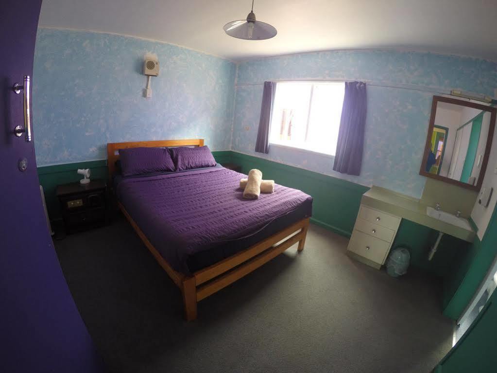 The Duke Hostel Греймут Екстер'єр фото A room at the motel